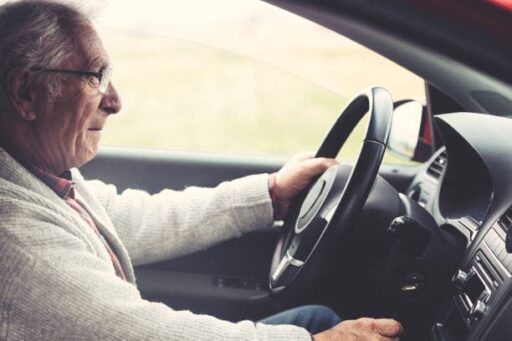 65 Yaş Üstü Sürücülere Her Yıl Sağlık Muayenesi Şartı Getiriliyor Yeni düzenlenen yasa teklifi ile 65 yaş ve üzeri sürücüler