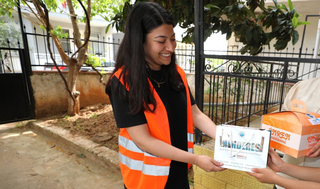 Menderes Belediyesi, ihtiyaç sahibi vatandaşların çocukları için sürpriz doğum günü