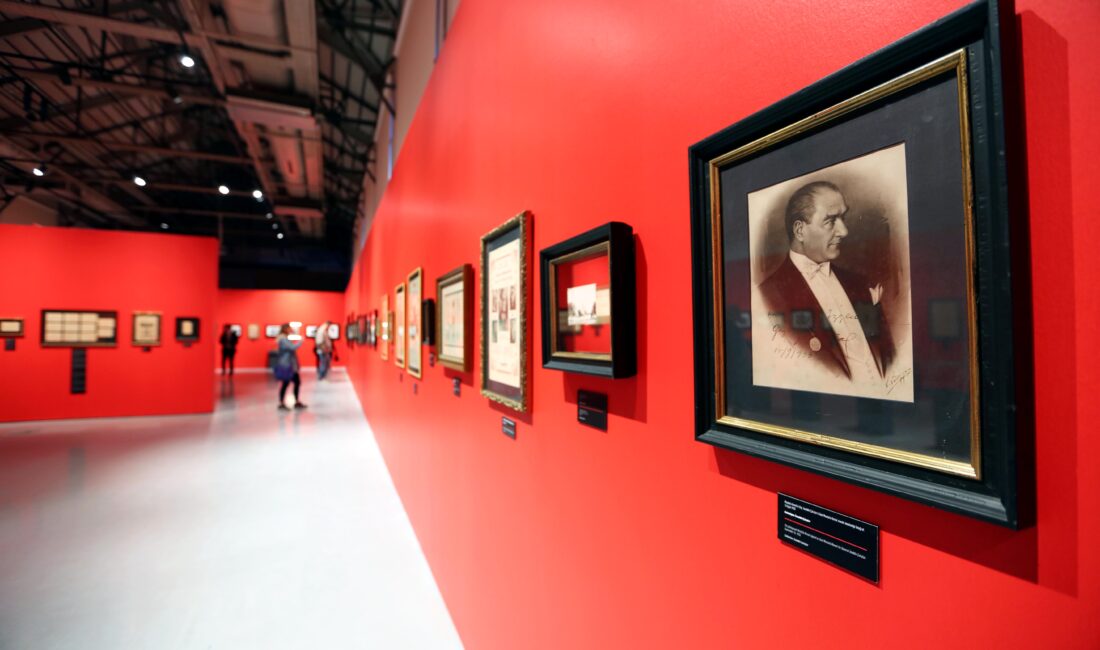 İlk kez 2023 yılında Folkart Gallery’de ziyarete açılan “Karanlıkta Akan