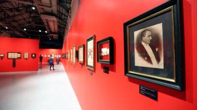 İlk kez 2023 yılında Folkart Gallery’de ziyarete açılan “Karanlıkta Akan