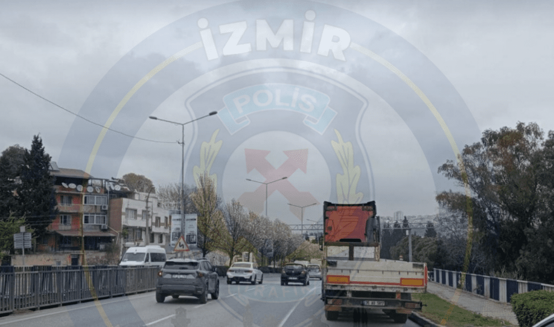 Konak’ta araç arızalandı! Trafik sıkıştı İzmir’in Konak ilçesi Yeşildere Caddesi’nde, Bornova istikametine doğru Buca Köprü
