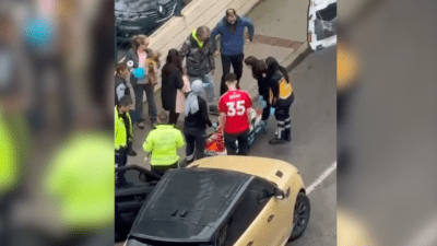 İzmir’in Karşıyaka ilçesi Mavişehir’de, şiddetli yağmurun etkisiyle kontrolden çıkan bir