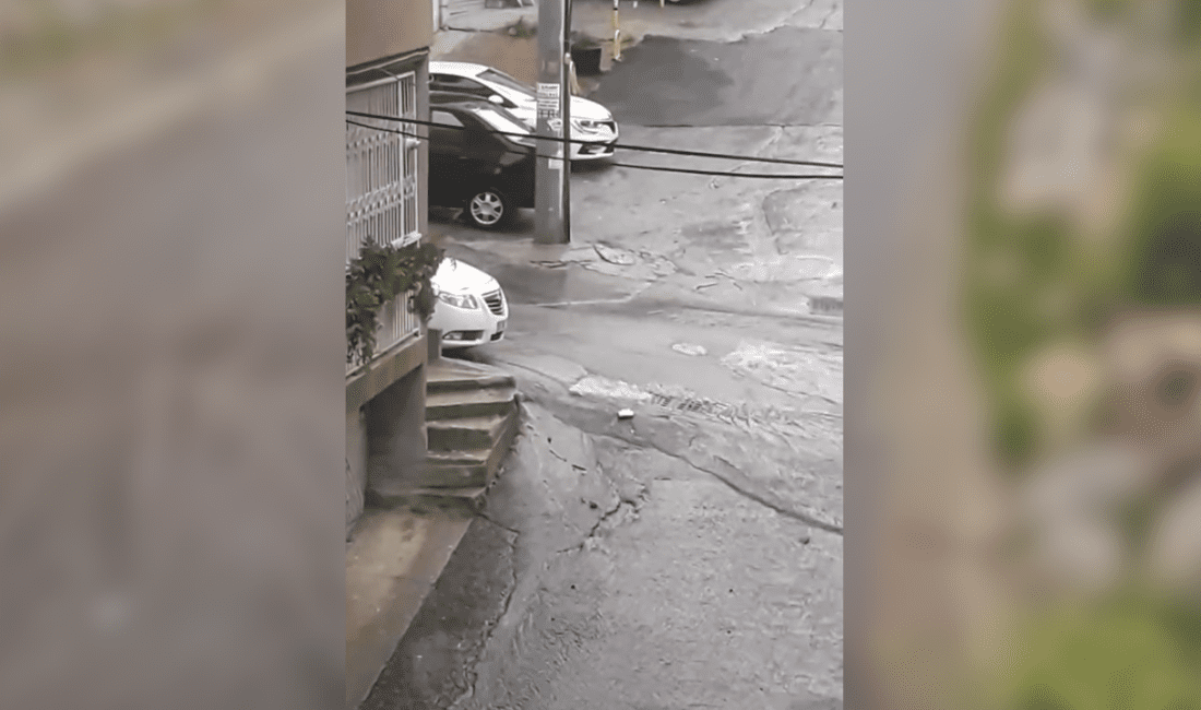 İzmir’in Bayraklı ilçesi 1639. Sokak’ta, etkili olan sağanak yağışın ardından