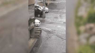 İzmir’in Bayraklı ilçesi 1639. Sokak’ta, etkili olan sağanak yağışın ardından