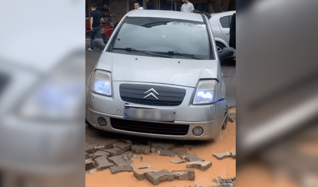 İzmir’in Bornova ilçesi Kazımdirik Mahallesi’nde, yoğun yağışlar nedeniyle altyapı bozuklukları