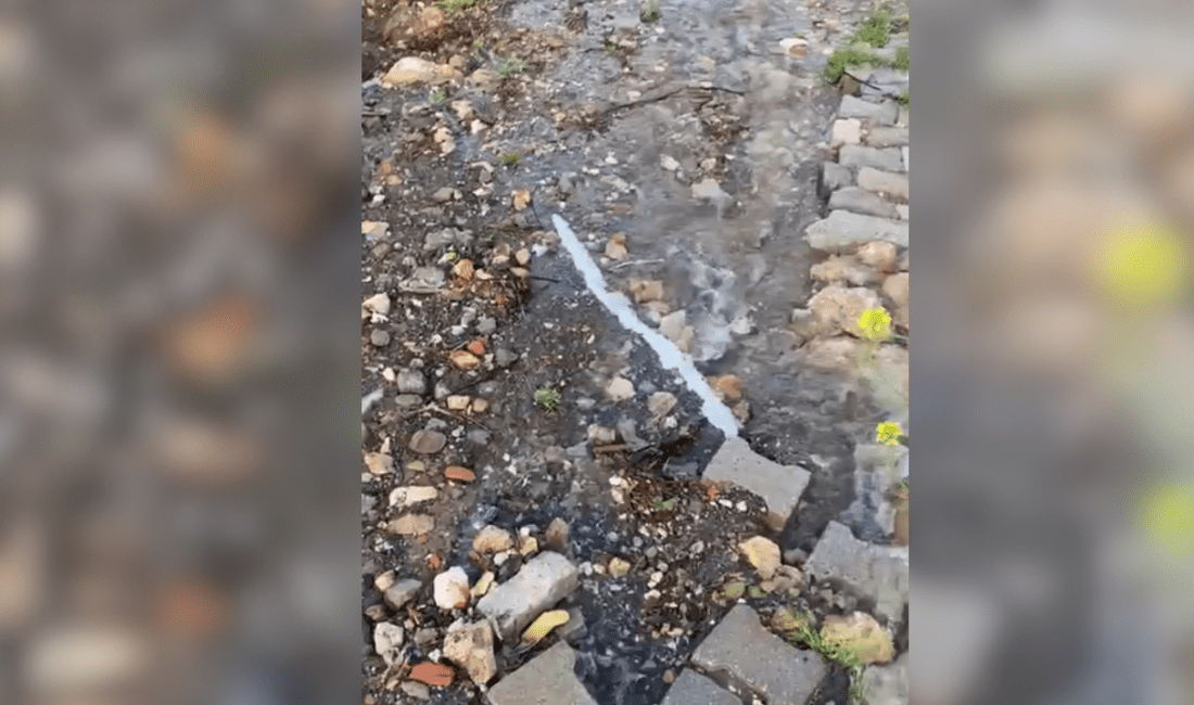 Yeni Foça’da şelale gibi su akıyor İzmir’in Foça ilçesi, Yeni Foça Kandemir Caddesi üzerinde bulunan İZSU’ya