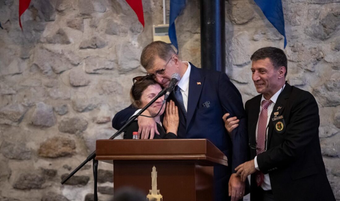 İzmir Büyükşehir Belediye Başkanı Dr. Cemil Tugay, Anneler Günü nedeniyle