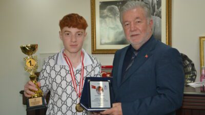 İzmir Berberler Odası’nın düzenlediği 3. FADE KESİM YARIŞMASI'nda şampiyon Bozyaka’da