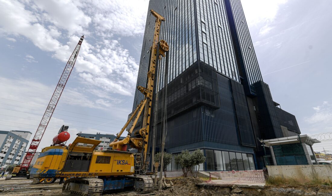 İzmir Büyükşehir Belediye Başkanı Dr. Cemil Tugay’ın kent trafiğine nefes