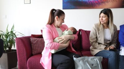 Menderes Belediyesi, hizmete soktuğu Hoş Geldin Bebek projesinde 200. bebeğe