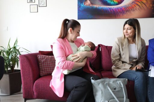 Menderes Belediyesi, hizmete soktuğu Hoş Geldin Bebek projesinde 200. bebeğe