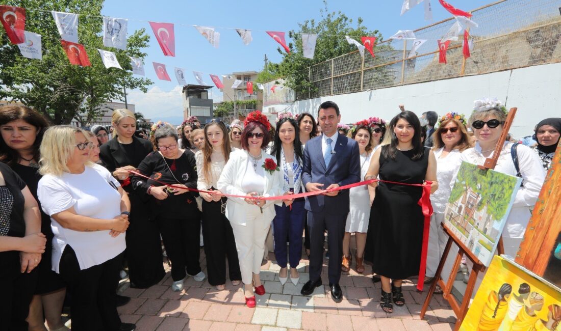 Bayraklı Belediyesinin semt merkezleri ve kültür merkezlerinde hobi kurslarına katılan