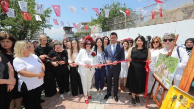 Bayraklı Belediyesinin semt merkezleri ve kültür merkezlerinde hobi kurslarına katılan