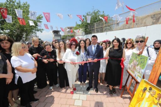 Bayraklı Belediyesinin semt merkezleri ve kültür merkezlerinde hobi kurslarına katılan