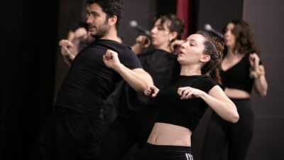 İzmir Büyükşehir Belediyesi İzmir Şehir Tiyatroları (İzBBŞT), evrensel bir oyun