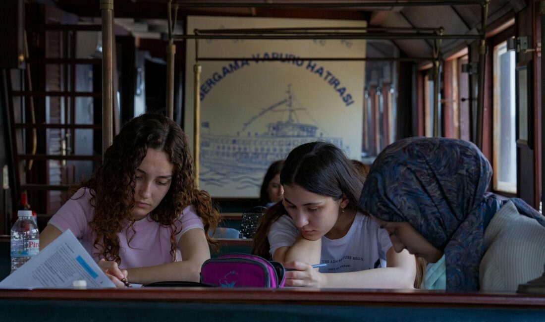 İzmir Büyükşehir Belediyesi, Bergama Vapuru’nu Yükseköğretim Kurumları Sınavı’na (YKS) hazırlanan