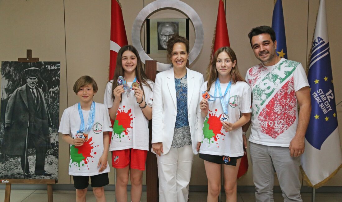 Kupa ve madalyalarla Başkan Ünsal’a ziyaret Karşıyaka Belediye Başkanı Yıldız Ünsal, Türkiye Genç Kızlar Voleybol Şampiyonası'nda