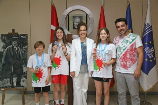 Karşıyaka Belediye Başkanı Yıldız Ünsal, Türkiye Genç Kızlar Voleybol Şampiyonası'nda