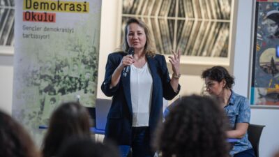 İzmir Büyükşehir Belediyesi’nin çatısı altında faaliyet gösteren Akdeniz Akademisi’nde Demokrasi