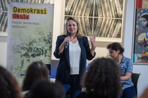İzmir Büyükşehir Belediyesi’nin çatısı altında faaliyet gösteren Akdeniz Akademisi’nde Demokrasi