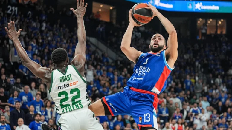 EuroLeague play-off serisi dördüncü maçında Anadolu Efes, sahasında Ergin Ataman'ın