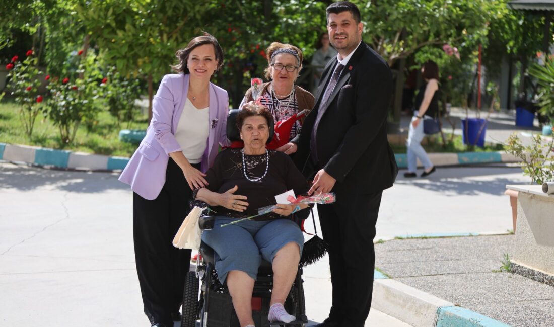 Karabağlar Belediye Başkanı Helil Kınay, belediye tarafından düzenlenen Anneler Günü