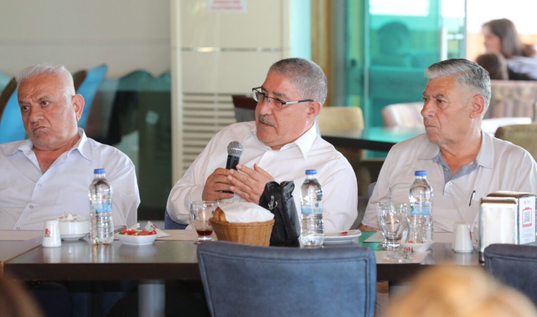 Bayraklı Belediye Başkanı İrfan Önal, mahalle muhtarlarıyla bir araya geldi.