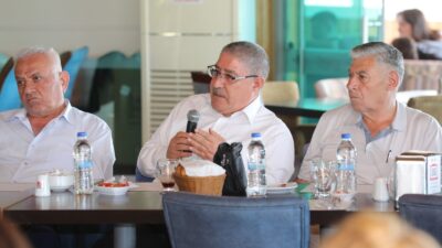 Bayraklı Belediye Başkanı İrfan Önal, mahalle muhtarlarıyla bir araya geldi.