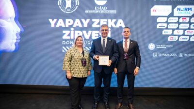 İzQ İnovasyon Merkezi’nde düzenlenen Yapay Zekâ Zirvesi’nde konuştu ve “Yapay