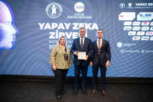 İzQ İnovasyon Merkezi’nde düzenlenen Yapay Zekâ Zirvesi’nde konuştu ve “Yapay