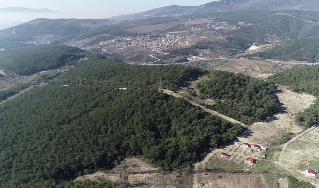 Bornova’da Hafriyat Tepkisi: “Çocuk Köyü Olacaktı, Hafriyat Sahası Oldu!” Bornova Belediyesi'nin Karaçam Mahallesi'nde oluşturmak istediği hafriyat ve yıkıntı atık