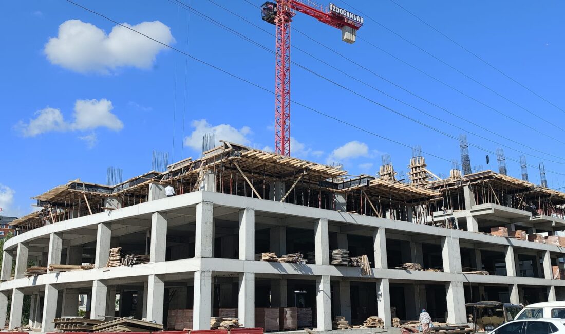 Menemen’de Doğanlar İnşaat’a 13 Katlık Ruhsat Kimden ve Nasıl Verildi? Menemen’de Doğanlar İnşaat’a verilen yüksek katlı inşaat ruhsatları tartışılıyor. Vatandaşlar,