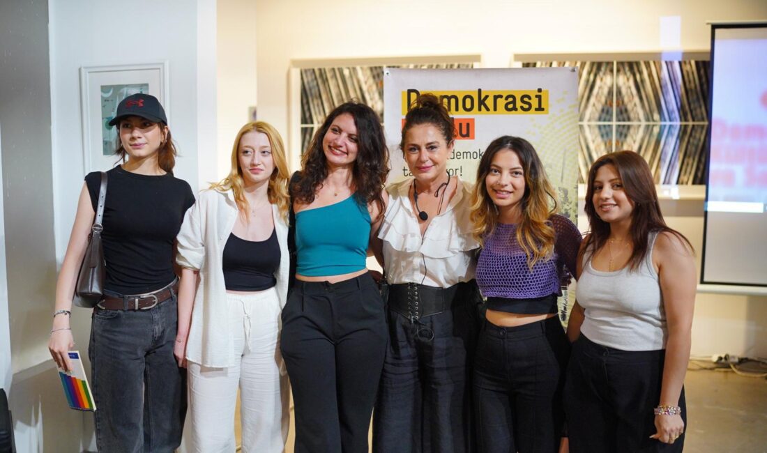 İzmir Büyükşehir Belediyesi çatısı altında faaliyet gösteren Akdeniz Akademisi’nde Demokrasi