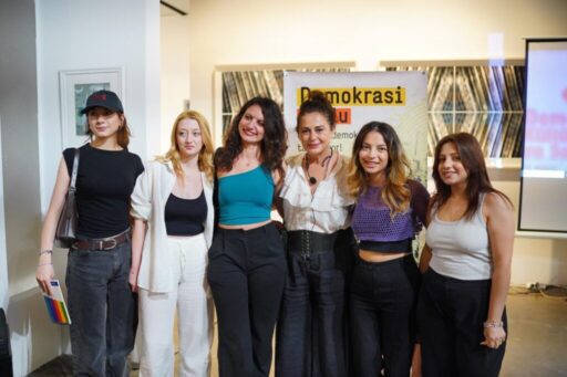 İzmir Büyükşehir Belediyesi çatısı altında faaliyet gösteren Akdeniz Akademisi’nde Demokrasi