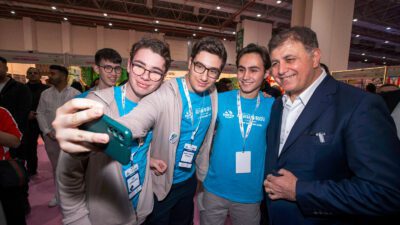 İzmir Büyükşehir Belediye Başkanı Dr. Cemil Tugay’ın genç dostu kent