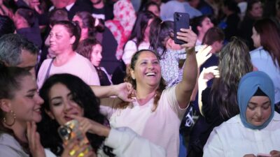 Torbalı Belediyesi’nin düzenlediği Hıdırellez Şenliği, dün akşam Çaybaşı Mahallesi’nde büyük
