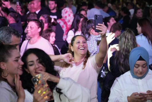 Torbalı Belediyesi’nin düzenlediği Hıdırellez Şenliği, dün akşam Çaybaşı Mahallesi’nde büyük