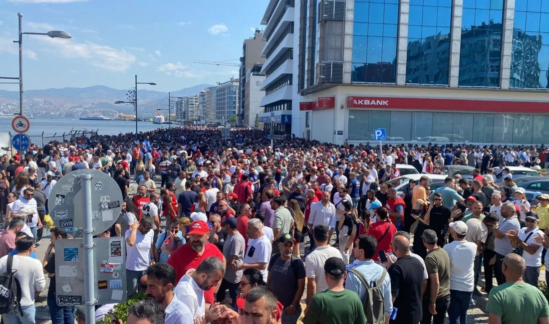 İzmir’de belediye işçilerinin grevi ikinci gününde. 23 bin işçi hakları