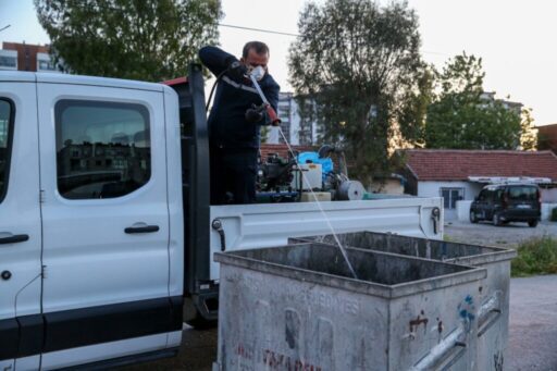 Karşıyaka Belediyesi, yaz aylarının en büyük sorunlarından biri olan karasineklerle