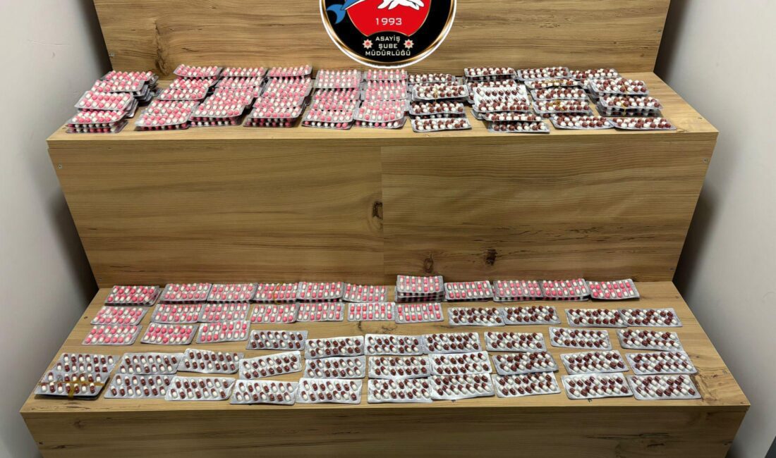 İzmir polisi tarafından yürütülen çalışmalar sonucunda çok sayıda silah, uyuşturucu