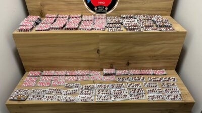 İzmir polisi tarafından yürütülen çalışmalar sonucunda çok sayıda silah, uyuşturucu