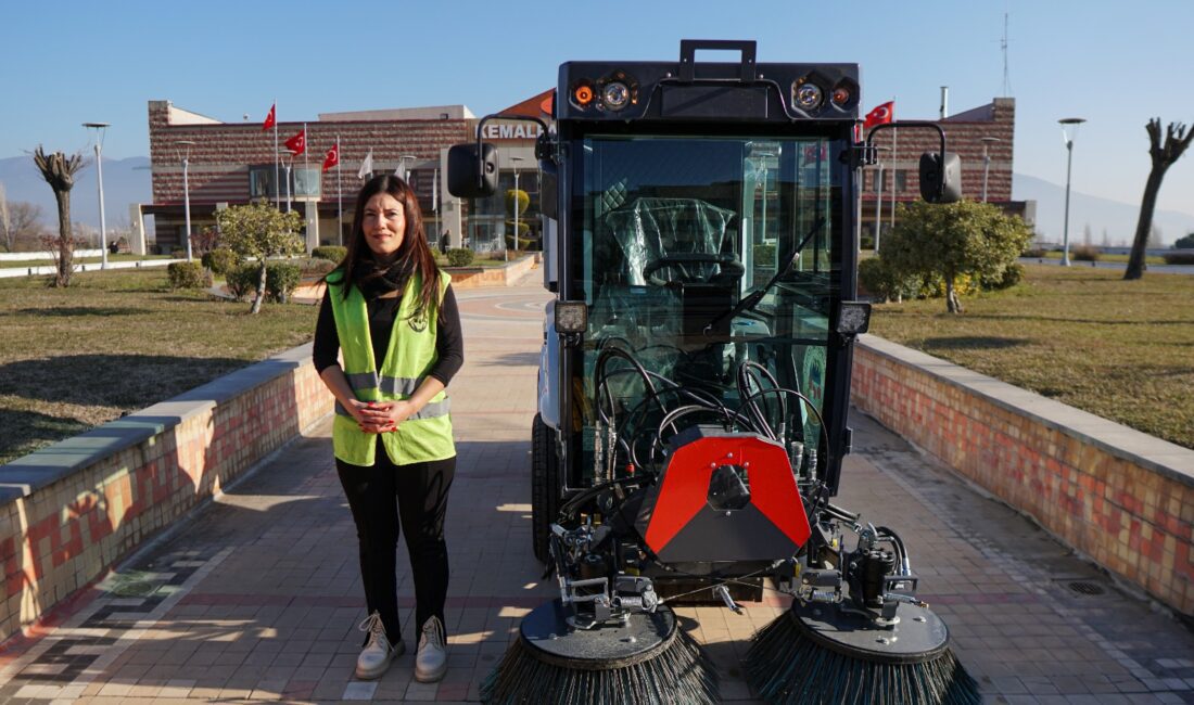 Kemalpaşa Belediyesi, yeni yol süpürme araçları ve kadın sürücüleriyle hizmet