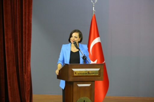 Karabağlar Belediyesi’nde görev yapan aday memurlar, düzenlenen törenle yemin ederek