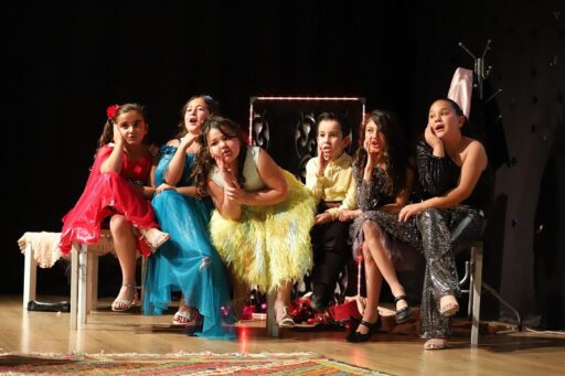 Menderes Belediyesi Çocuk Tiyatrosu ‘Bir Zamanlar “Ünlü”ydüm’ adlı Yeşilçam müzikal