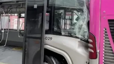 Beylikdüzü istikametinde, Haramidere Sanayi Durağı'nda yolcu alan metrobüse, arkadan gelen