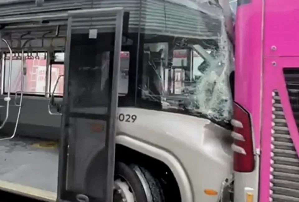 Beylikdüzü’nde metrobüs kazası: 1 kişi öldü, çok sayıda yaralı var Beylikdüzü istikametinde, Haramidere Sanayi Durağı'nda yolcu alan metrobüse, arkadan gelen