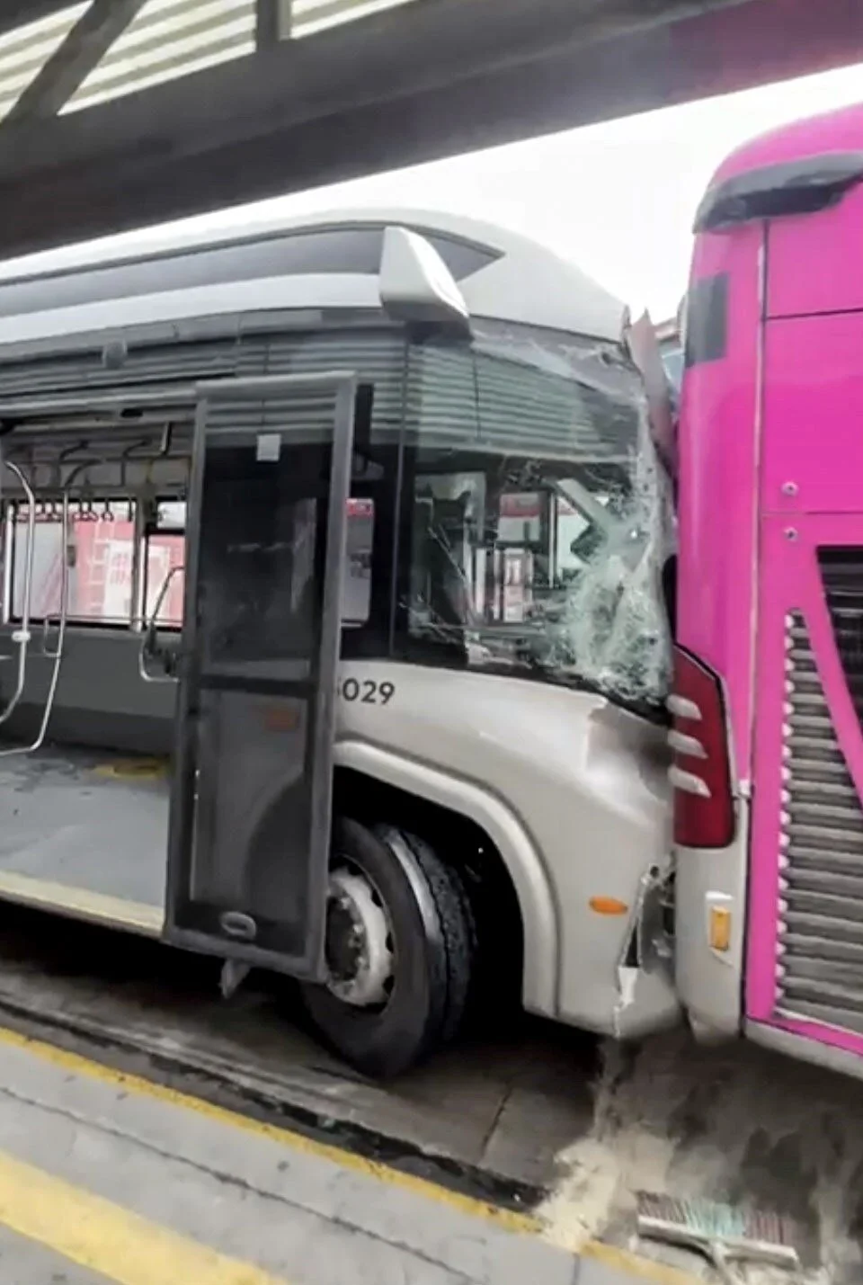 Beylikdüzü istikametinde, Haramidere Sanayi Durağı'nda yolcu alan metrobüse, arkadan gelen