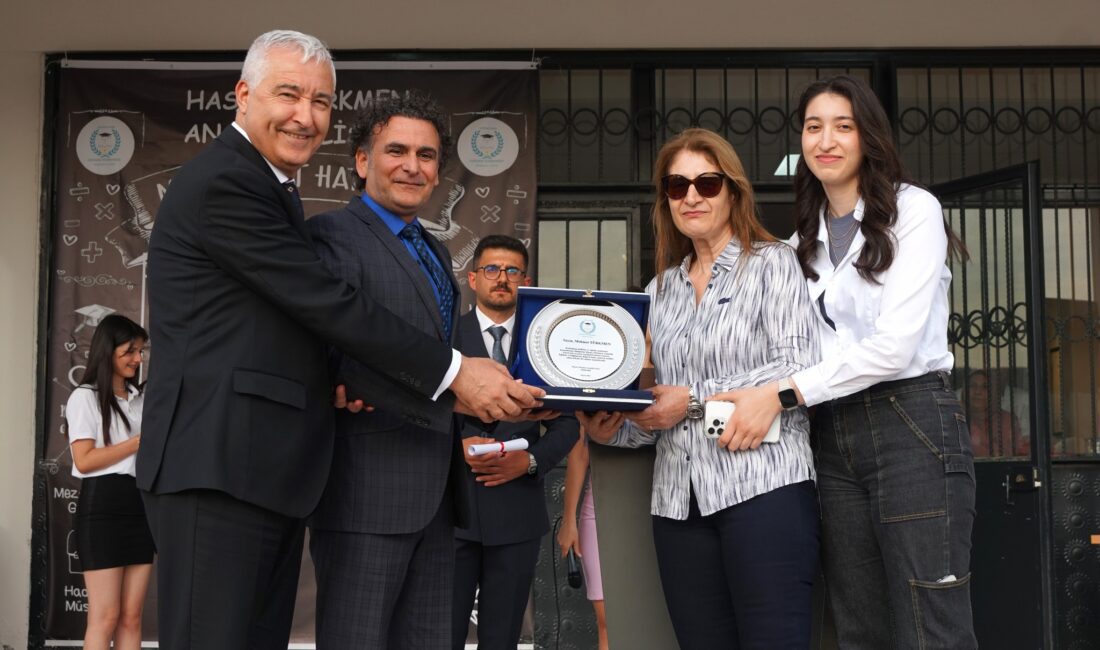 HASAN TÜRKMEN ANADOLU LİSESİ’NDE MEZUNİYET HEYECANI Kemalpaşa Belediye Başkanı Mehmet Türkmen, ailesiyle birlikte Hasan Türkmen Anadolu