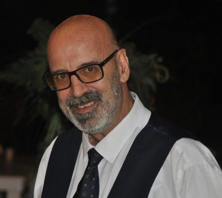 İzmir’de Siyasetin Yeni Yüzü ‘’ Kabuk Değiştirmenin Eşiğindeyiz ‘’ İzmir’de siyasetin merkezinde yıllardır oturan “garanti sandıklar” anlayışı, yerini sorgulayan