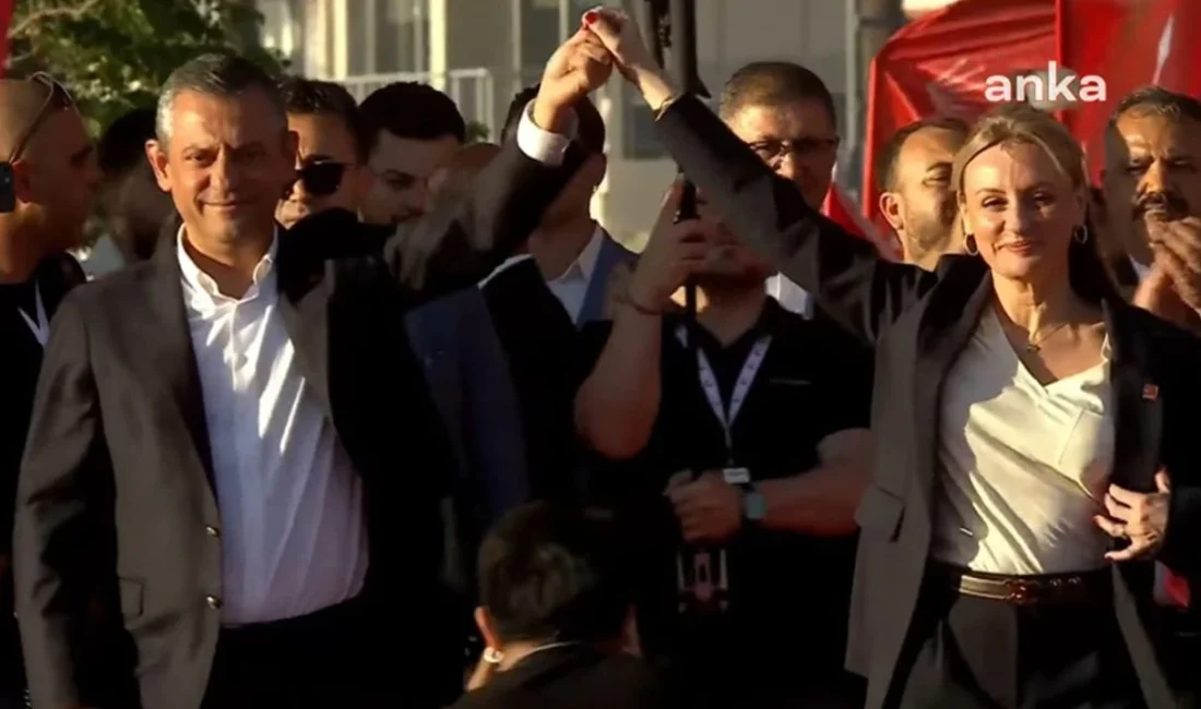 CHP lideri Özgür Özel, Seda Kaya Ösen’e rozetini İzmir Gündoğdu